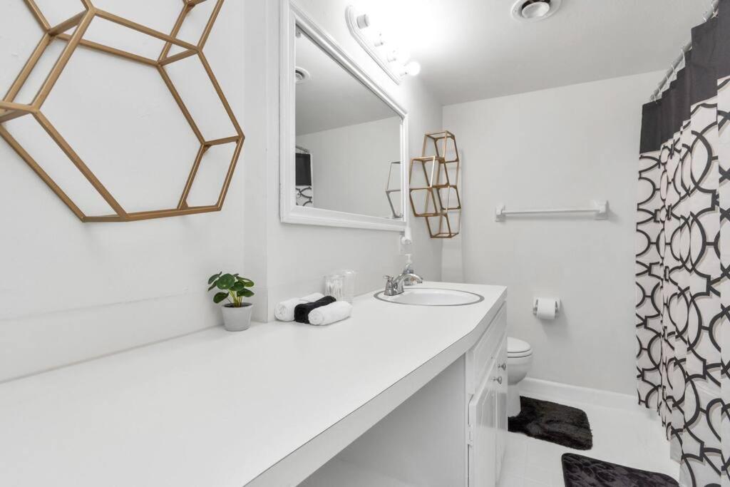 Modern 2 Bedroom Apt in Montrose, Self Check-in - Housity