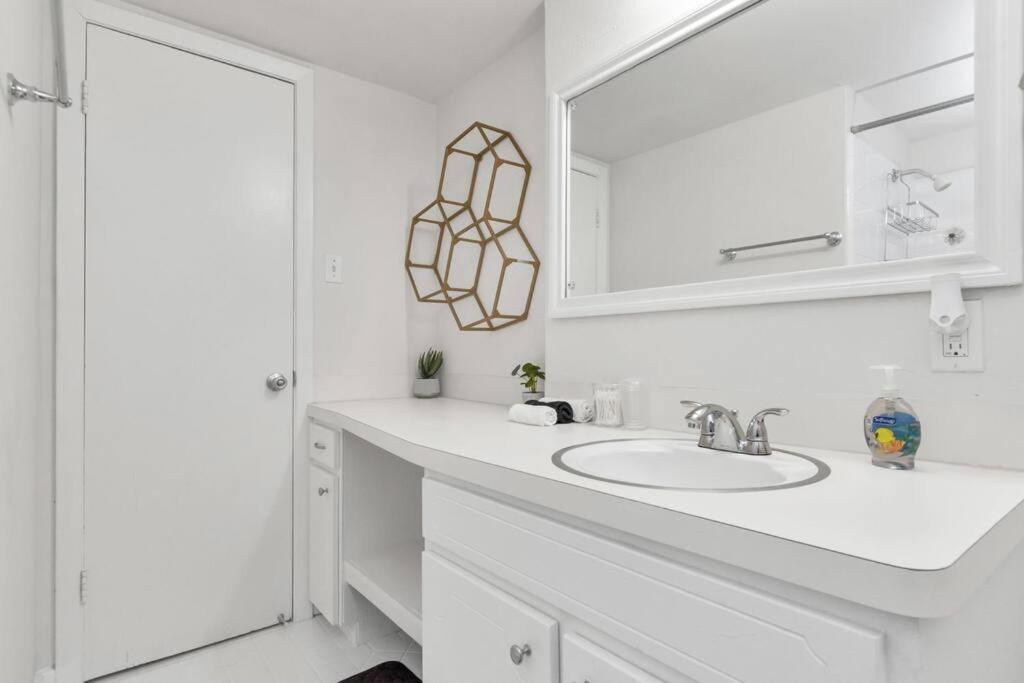 Modern 2 Bedroom Apt in Montrose, Self Check-in - Housity