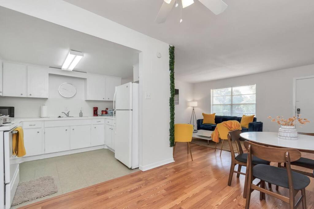 Modern 2 Bedroom Apt in Montrose, Self Check-in - Housity