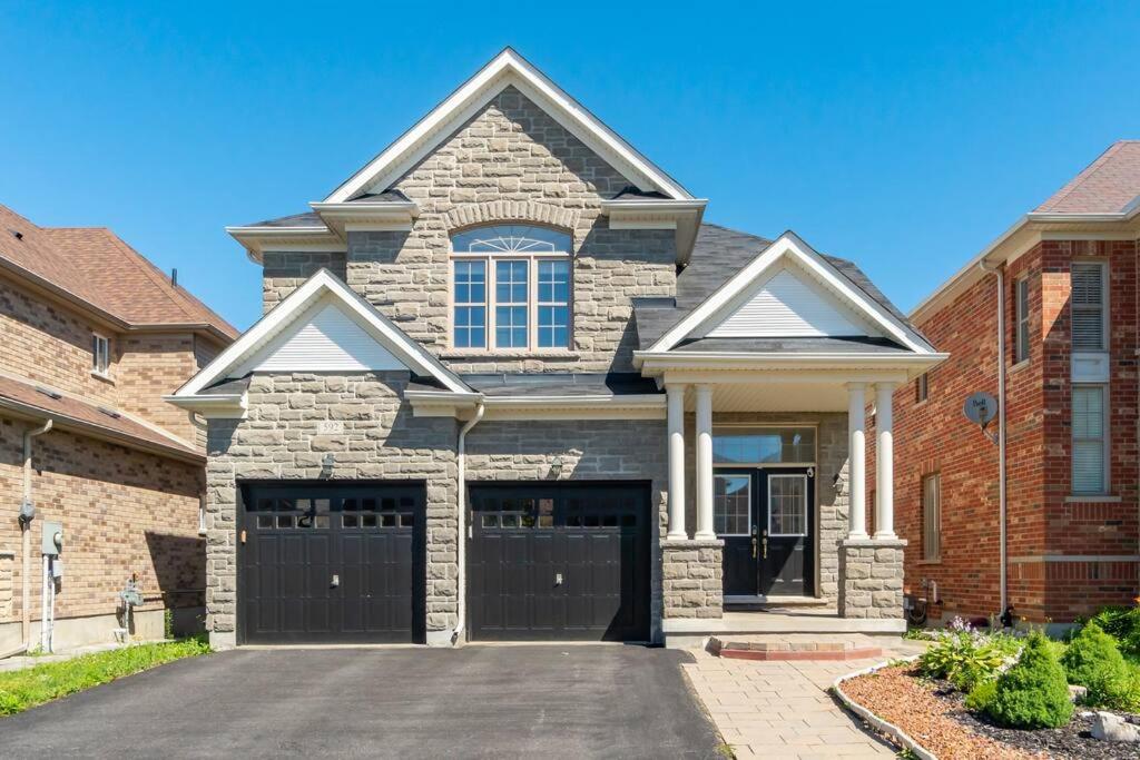 Premium 4 Bedroom - Sleeps 10 - Free WiFi, Netflix and Disney included - Housity