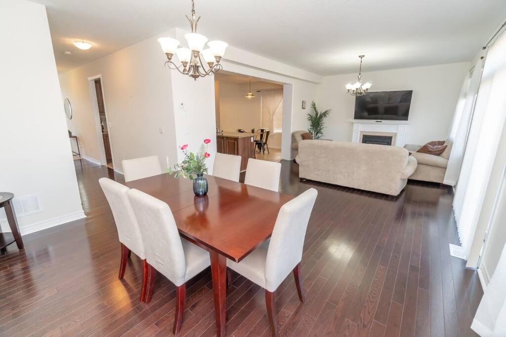 Premium 4 Bedroom - Sleeps 10 - Free WiFi, Netflix and Disney included - Housity