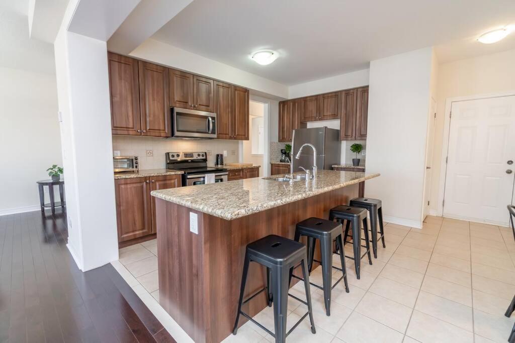 Premium 4 Bedroom - Sleeps 10 - Free WiFi, Netflix and Disney included - Housity