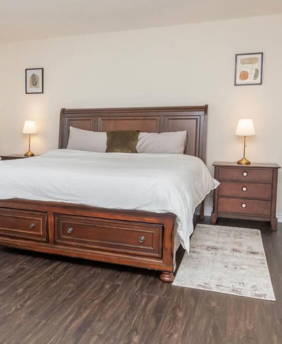 Premium 4 Bedroom - Sleeps 10 - Free WiFi, Netflix and Disney included - Housity