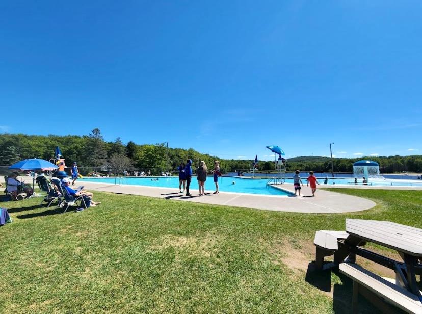 Cheerful Pocono Gateway Vacation House in Pocono Lake PA - Housity