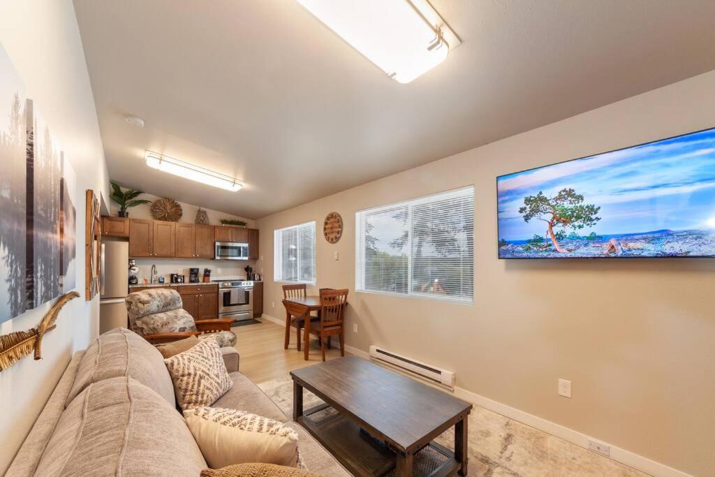 Comfortable Duplex Unit - Beautiful Lake Views! - Housity