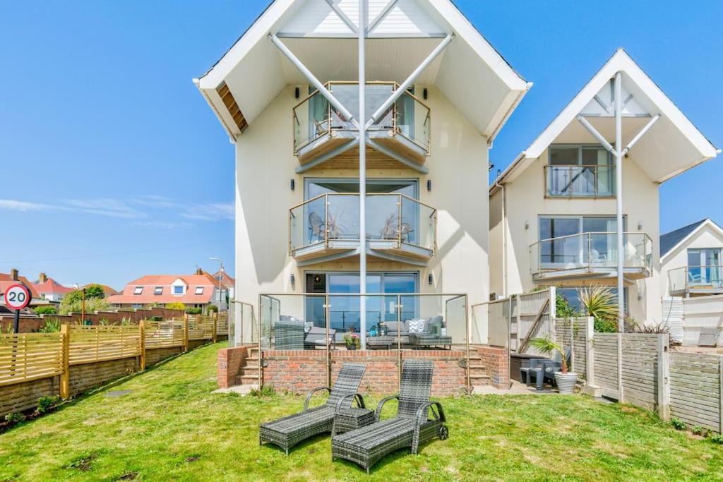 Cliff Top Heights-Beach front house near Brighton - Housity