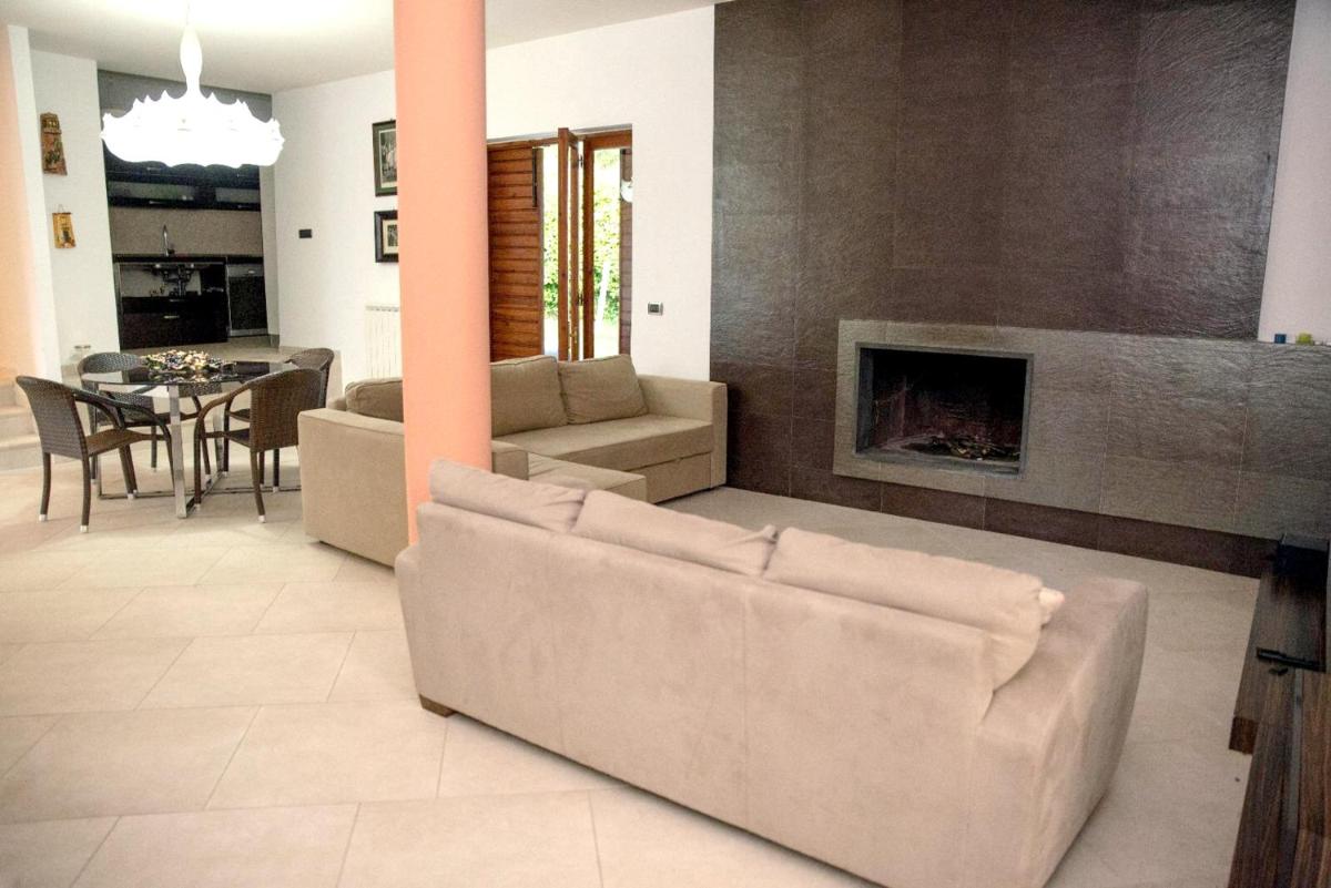 Charming villa in Alvignano with private pool - Housity