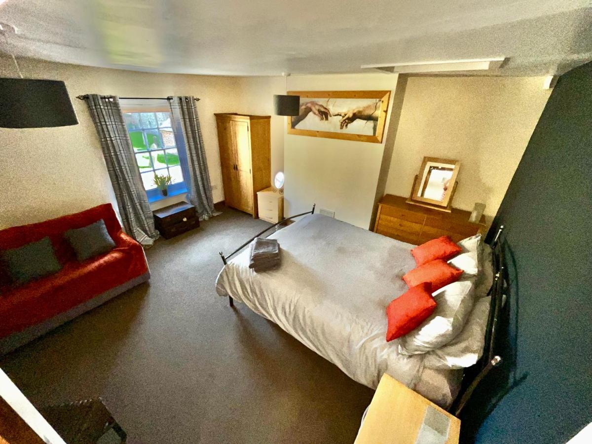 Stylish Historic Apartment - Sleeps 3 & Parking - Housity