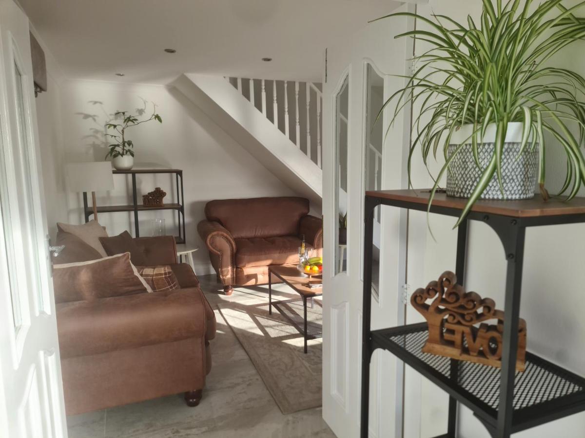 Stunning 3 Bedroom Dutch barn cottage with parking - Housity