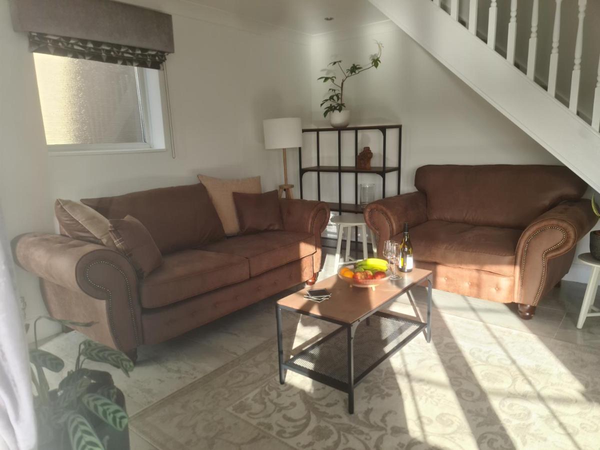 Stunning 3 Bedroom Dutch barn cottage with parking - Housity