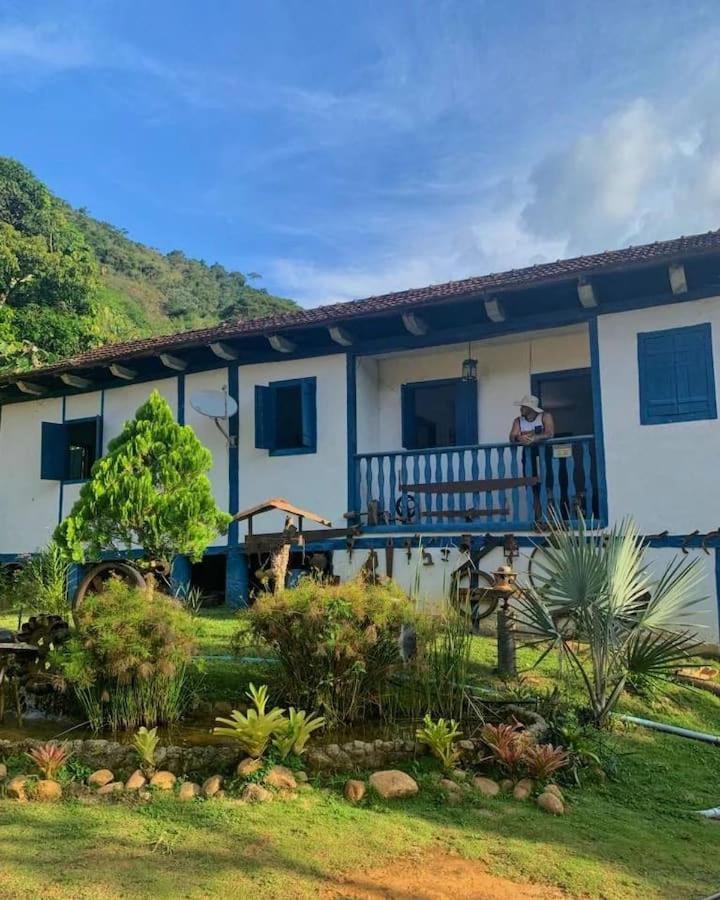 Casa Colonial com Cachoeira Privada. - Housity