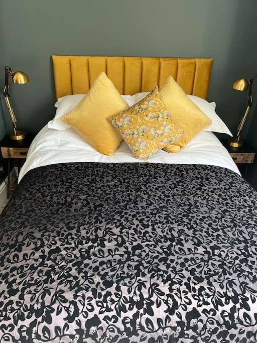 Beautiful 2 Bed Apartment in Bath - free onsite parking - Housity