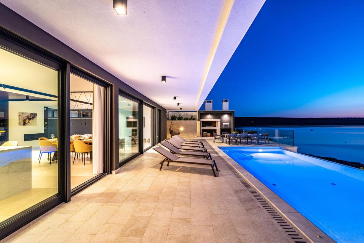 Luxury Villa Novita with Pool - Housity