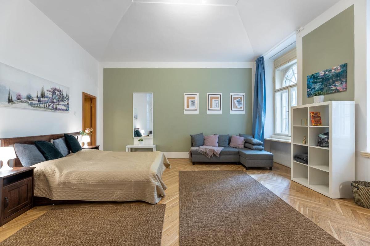 Spacious 3 bedroom apartment in the Heart of Prague - Housity