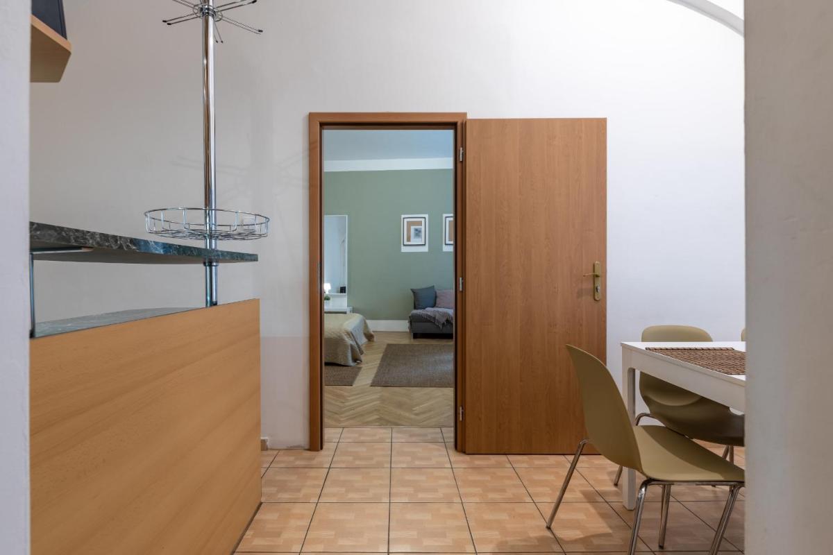 Spacious 3 bedroom apartment in the Heart of Prague - Housity