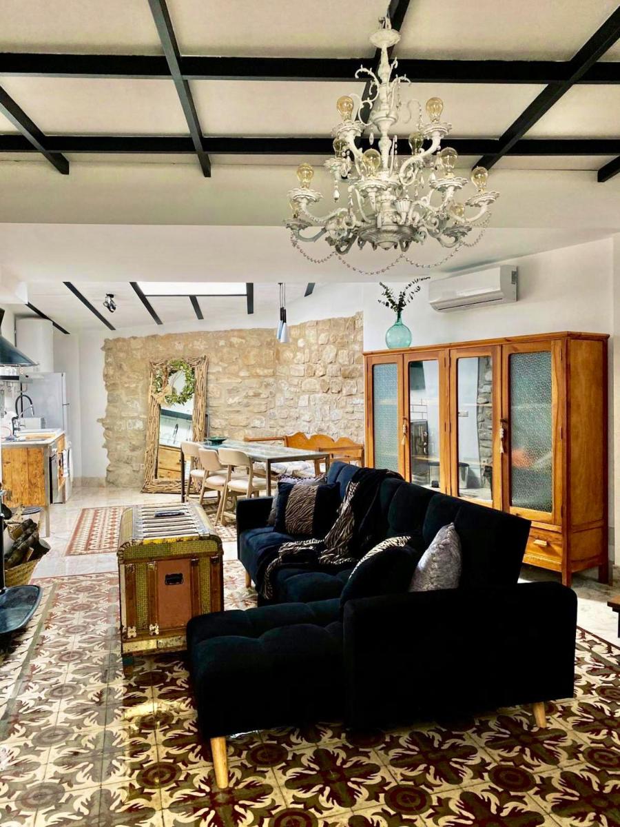 Suitetrails - One bedroom house with balcony and wifi at Ubeda
