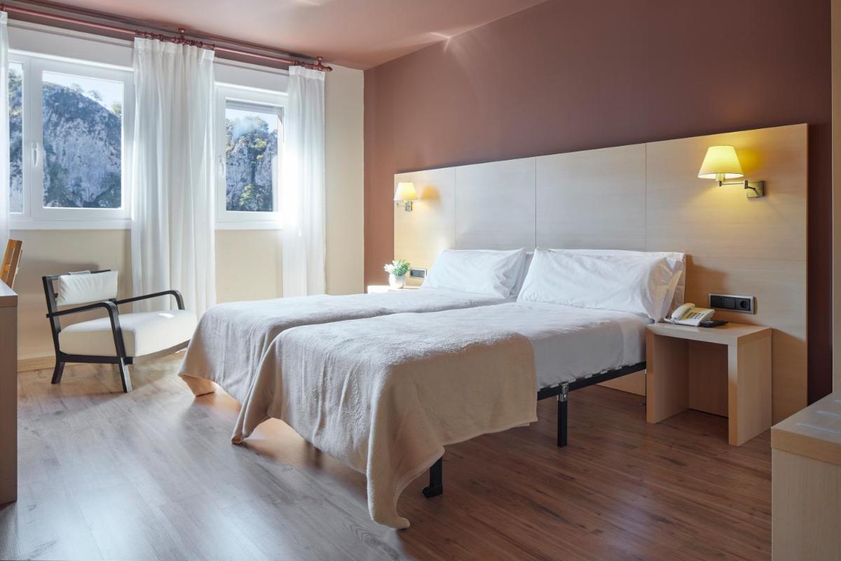 Cama o camas de una habitación en Iraipe Santuario de Arantzazu Hotel
