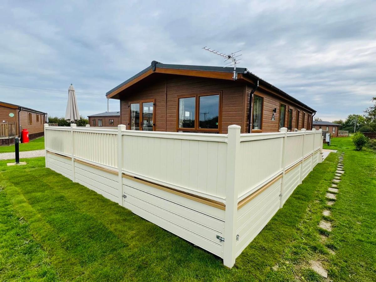 Bella Rose Lodge with Hot Tub - Housity
