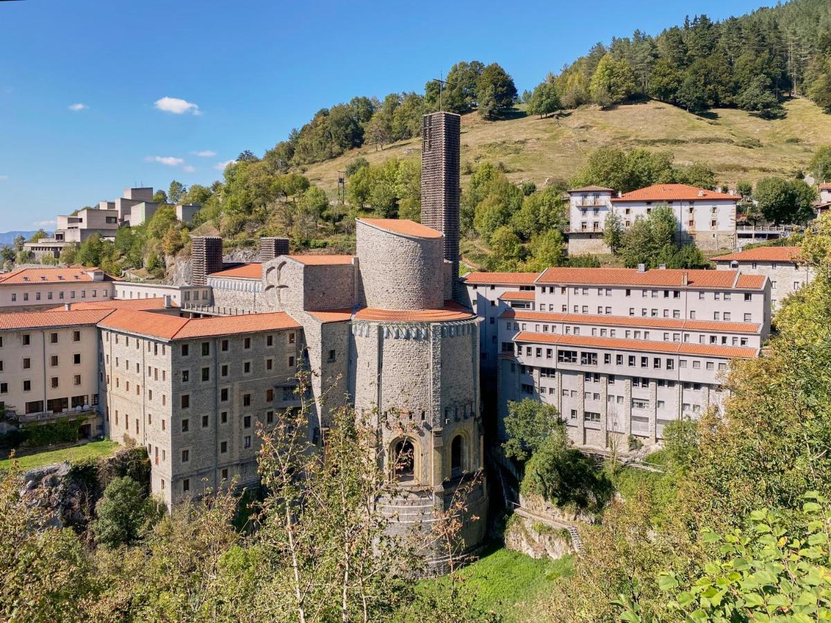 un antiguo edificio en medio de una ciudad en Iraipe Santuario de Arantzazu Hotel, en Oñate