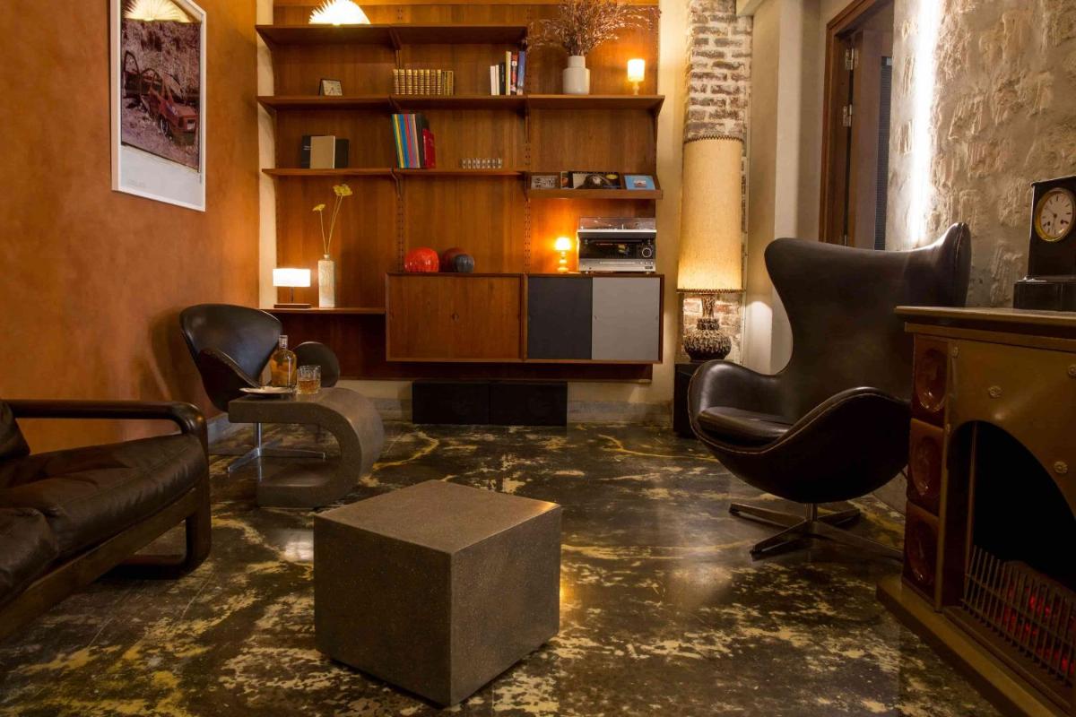 un salon avec un canapé, des fauteuils et une table dans l'établissement Hôtel La Nouvelle République & Hammam, à Paris