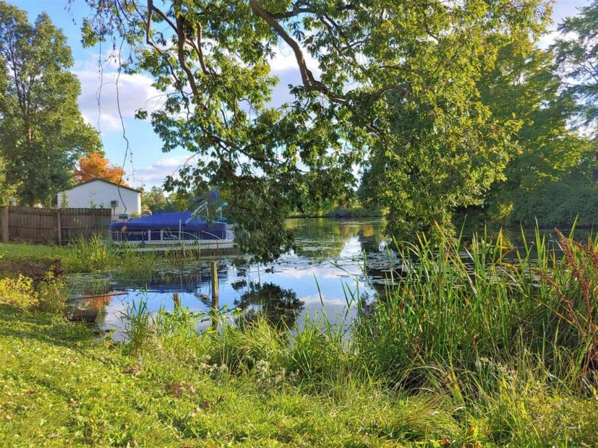 Relaxing Cottage by the Lake and Parking - Housity