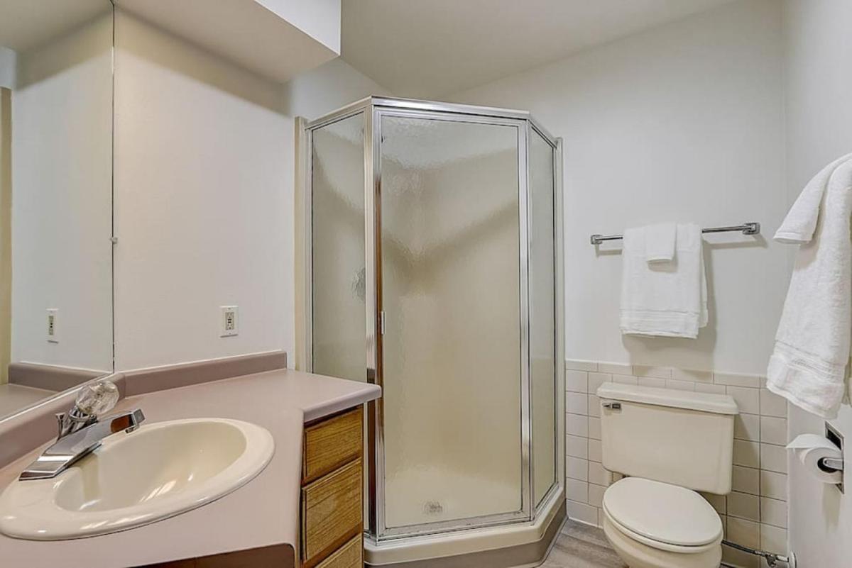 Sunrise Suites - Lakefront - Location Location - Housity