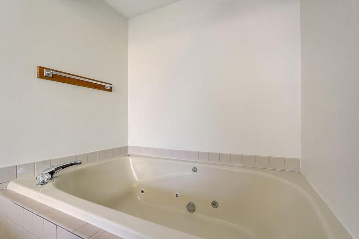 Sunrise Suites - Lakefront - Location Location - Housity