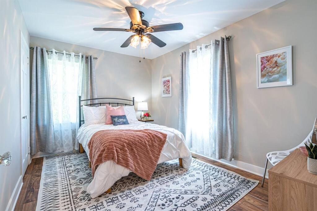 Comfy & Unique ~ Near Downtown ~ 2 Queen Bedrooms - Housity
