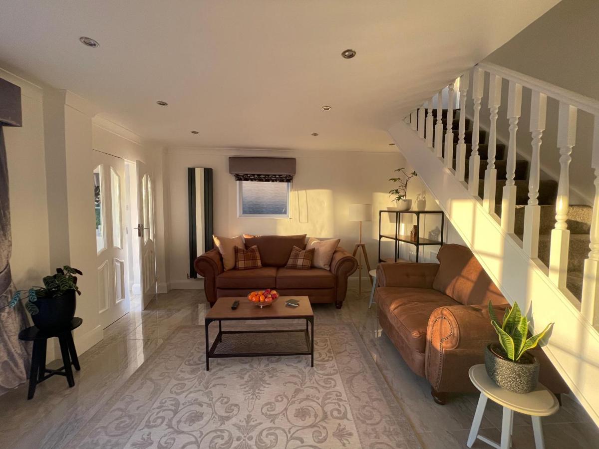 Stunning 3 Bedroom Dutch barn cottage with parking - Housity