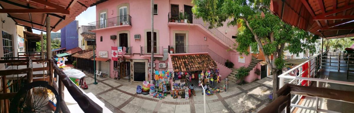 Bonita habitación con terraza, en el centro de Ixtapa a unos pasos de la Zona hotelera - Housity
