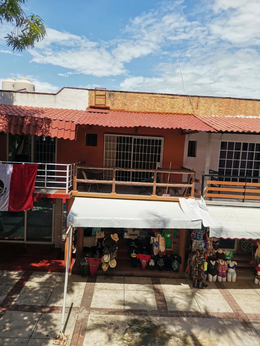 Bonita habitación con terraza, en el centro de Ixtapa a unos pasos de la Zona hotelera - Housity