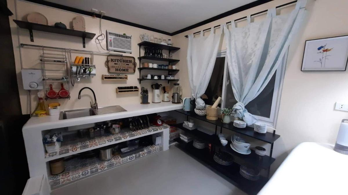 Pretty flat with full AC - Housity