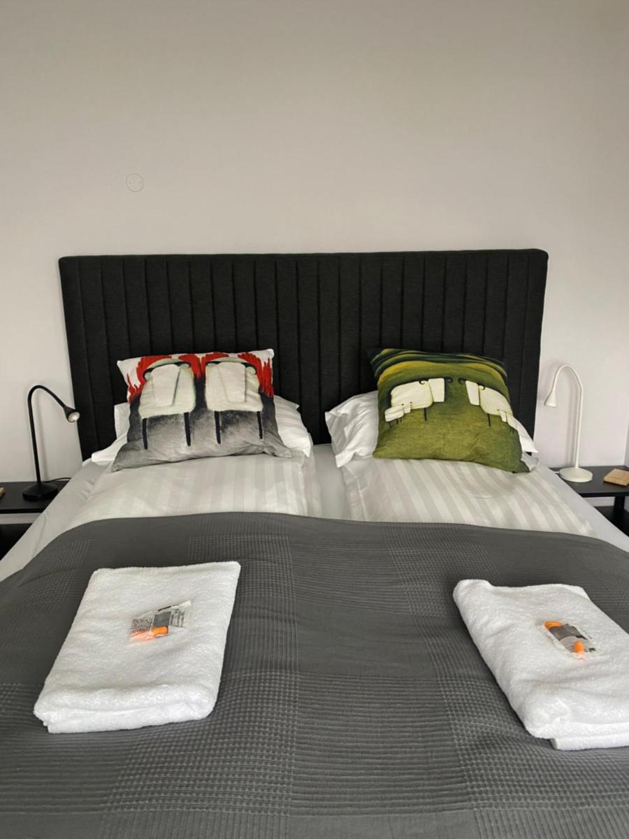 Enjoy Reykjavík Yellow Door Apartment - Housity