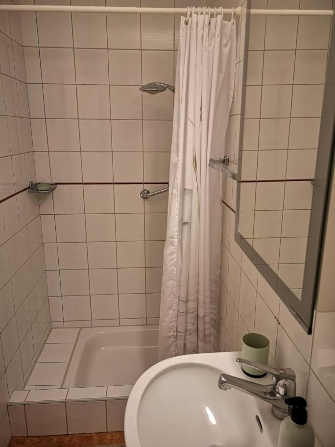 Przytulny pokoj z prywatna lazienka w cichej okolicy Riedholz - Housity