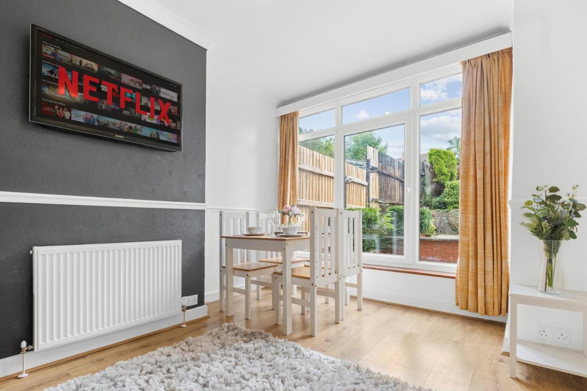 Spacious 4 Bedroom House located near NEC, BHX & HS2 - Housity