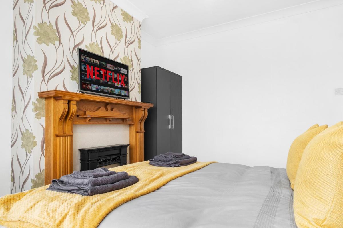 Spacious 4 Bedroom House located near NEC, BHX & HS2 - Housity