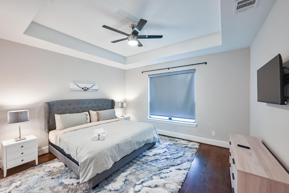 9 Minutes to Downtown Dallas - 1000mbps - King Suite - 58 in TV - Games - Housity