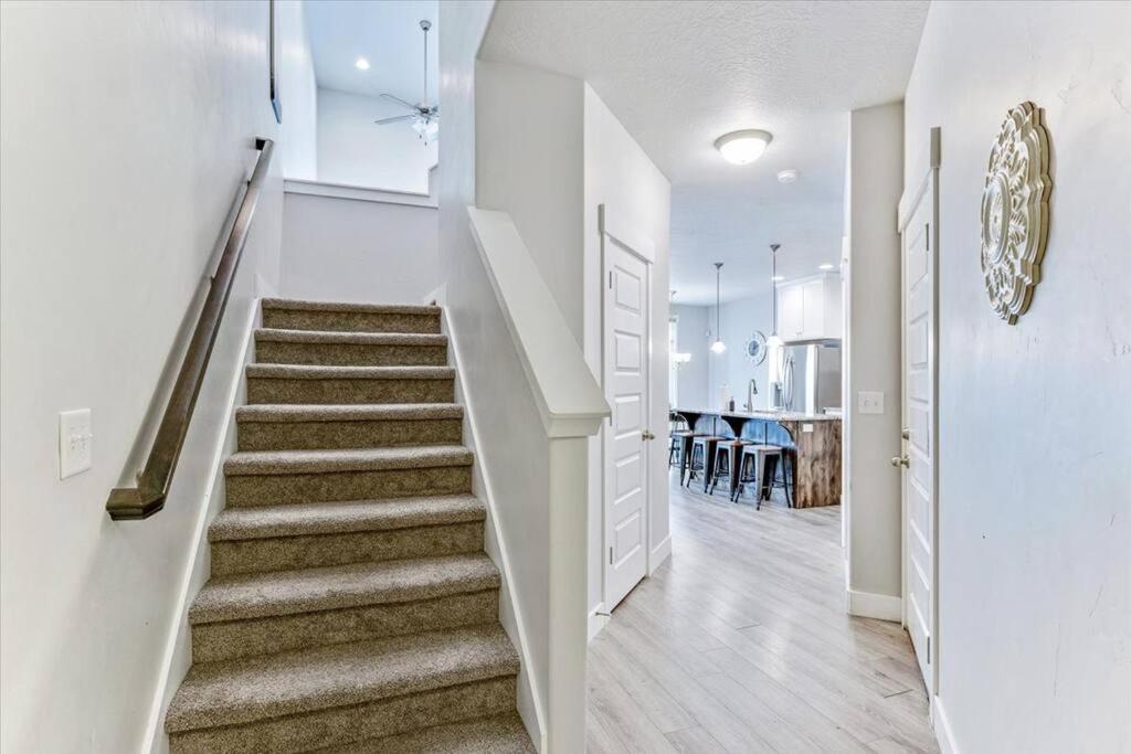 Spacious 4BD Home in Orem, Room for the Whole Fam! - Housity