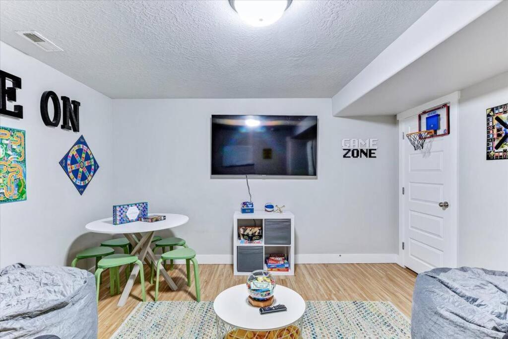 Spacious 4BD Home in Orem, Room for the Whole Fam! - Housity