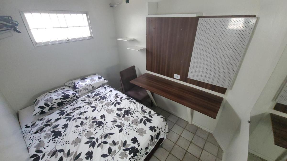 Quarto com banheiro privativo dentro de um AP na Praia da Ponta Verde - Housity