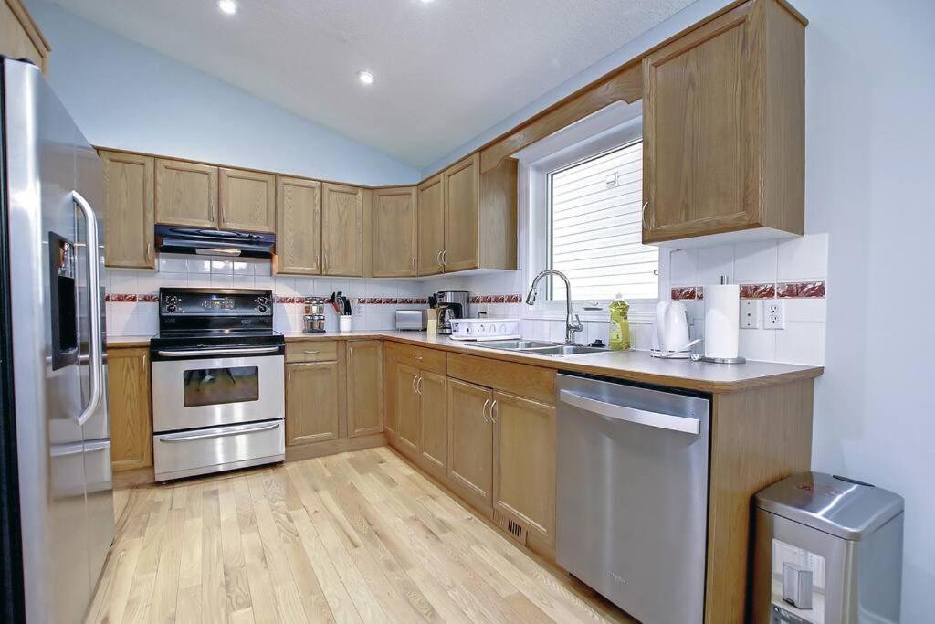LOVELY 6BDR HOME, 3BTHS, AC, SLEEPS 12, MINS TO DT - Housity