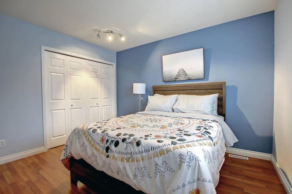 LOVELY 6BDR HOME, 3BTHS, AC, SLEEPS 12, MINS TO DT - Housity