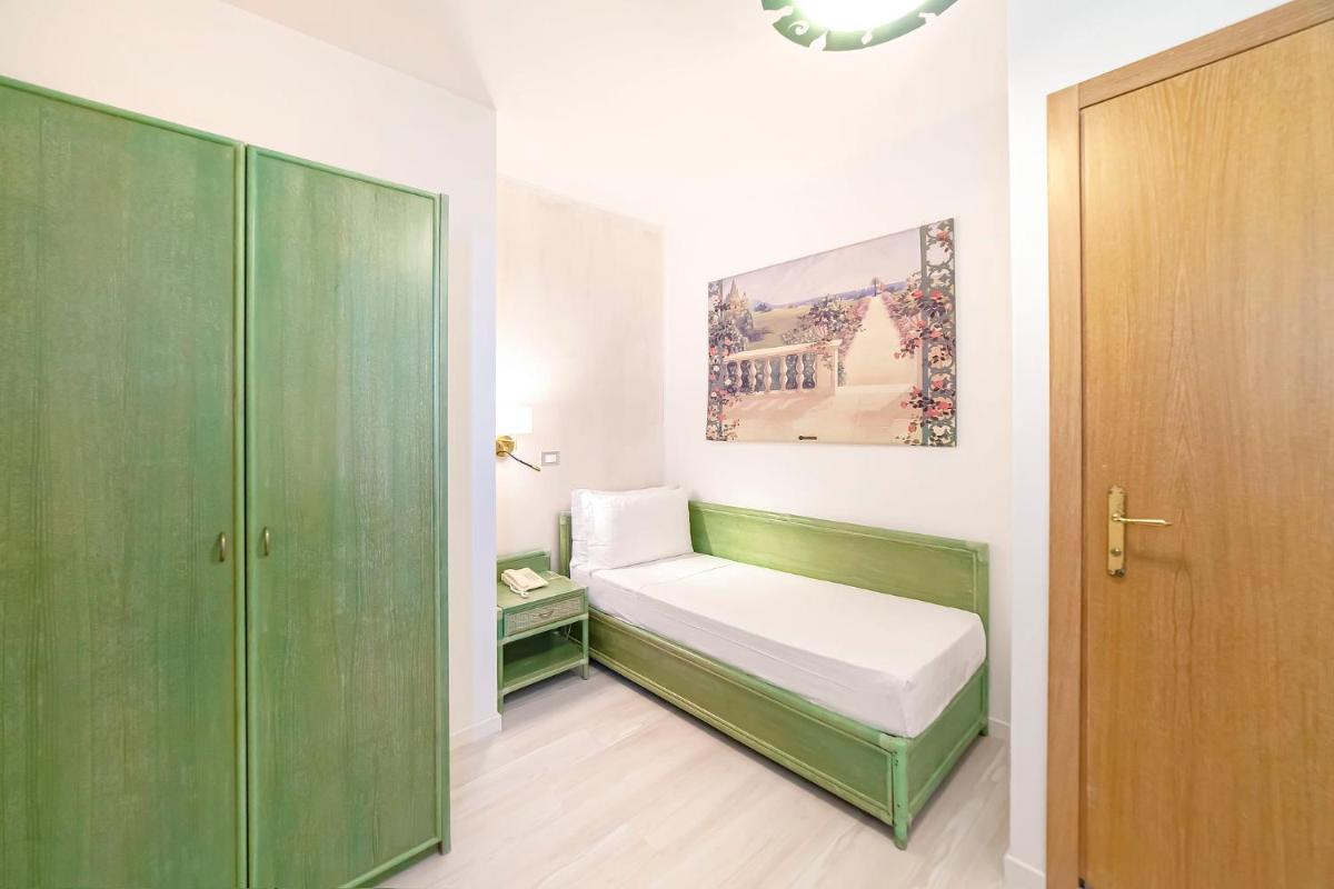 Hotel American - Housity
