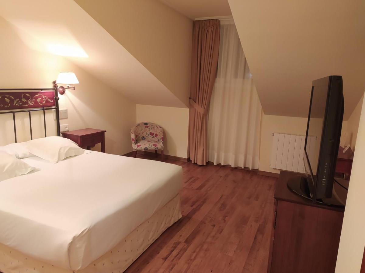 Cama o camas de una habitación en Silken Spa La Hacienda De Don Juan
