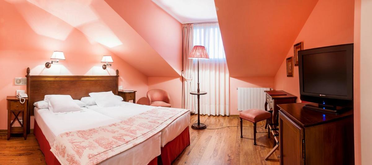 Cama o camas de una habitación en Silken Spa La Hacienda De Don Juan