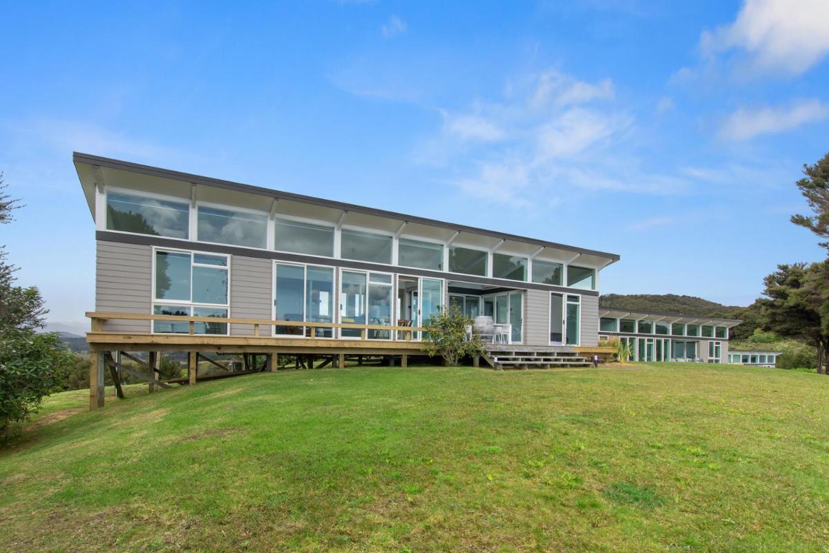 Paroa Bay Chalets - Te Whare Kereru - Housity