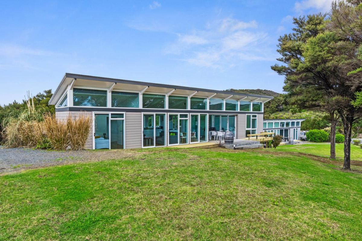 Paroa Bay Chalets - Te Whare Tui - Housity