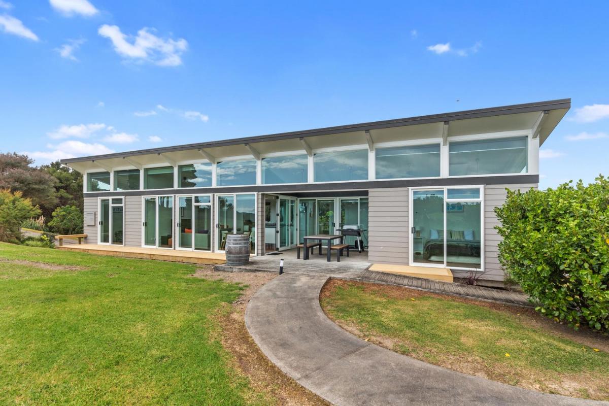 Paroa Bay Chalets - Te Whare Kiwi - Housity