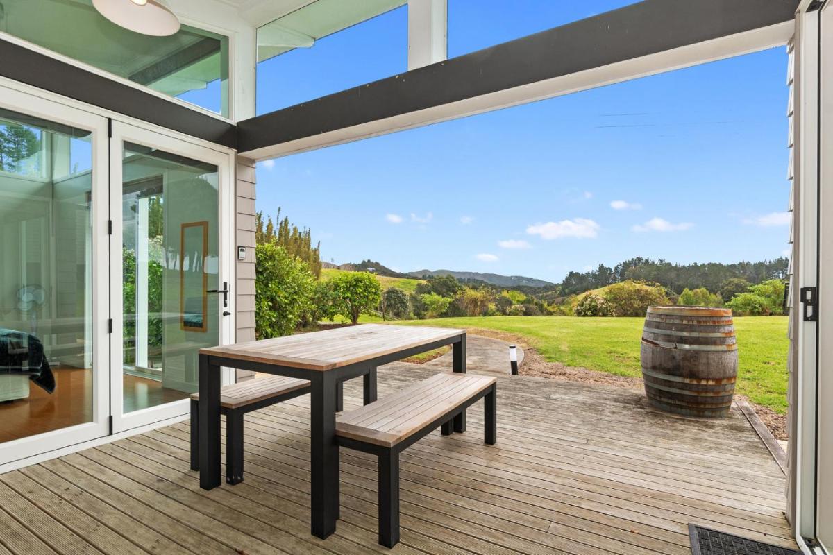 Paroa Bay Chalets - Te Whare Kiwi - Housity