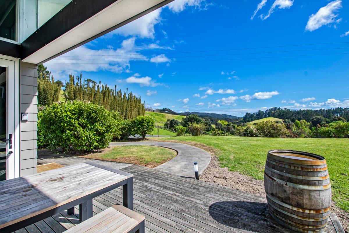 Paroa Bay Chalets - Te Whare Kiwi - Housity
